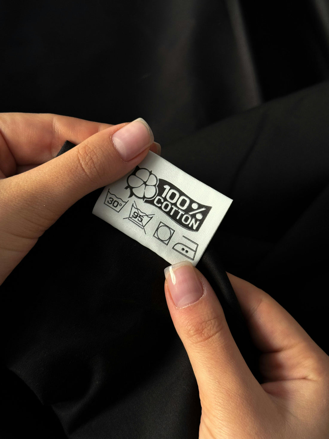 L'Âme de Votre Garde-Robe : Comprendre la Composition des Tissus pour un Vestiaire Éthique et Élégant